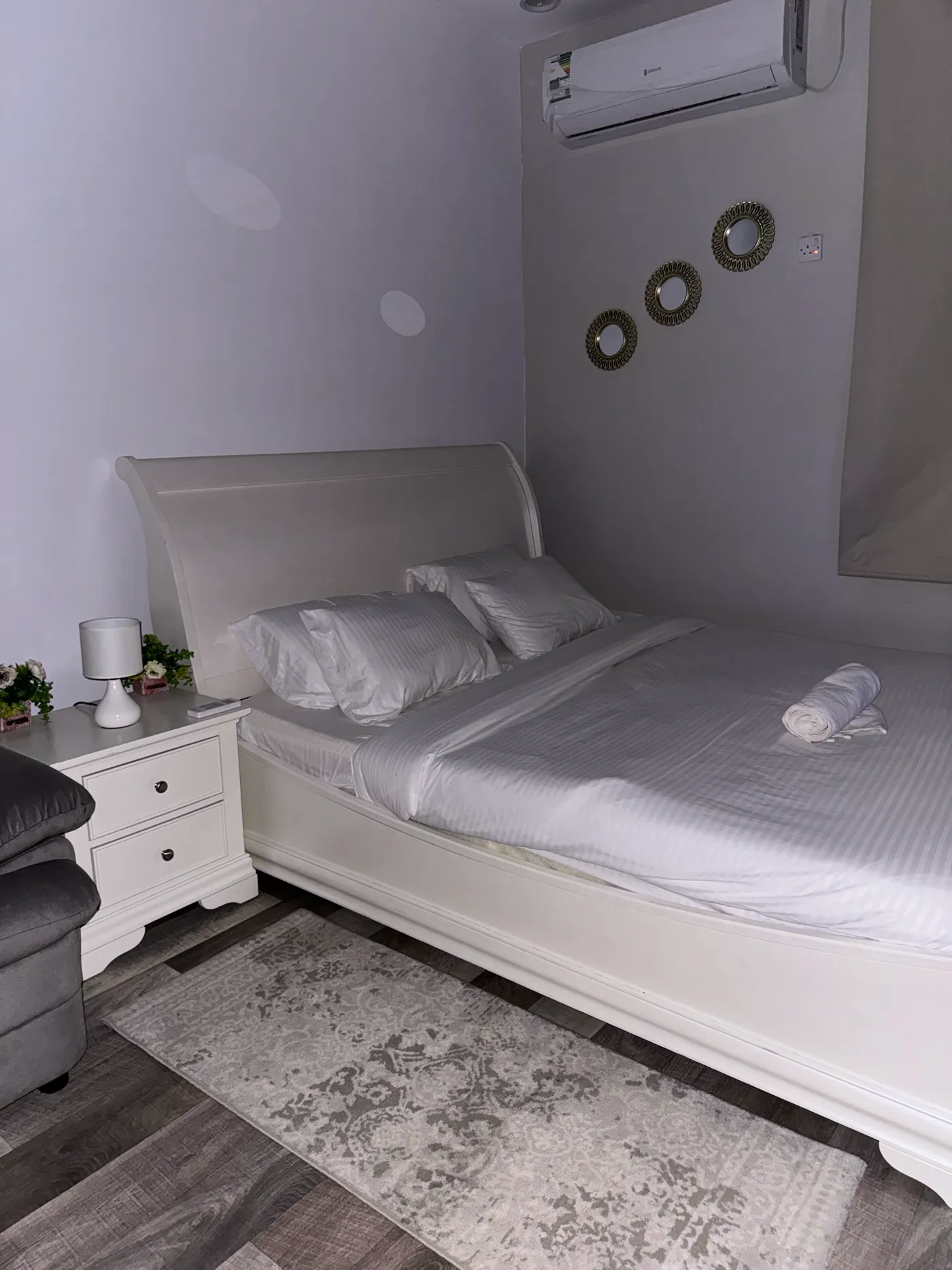 استديو هادئ بسرير ماستر