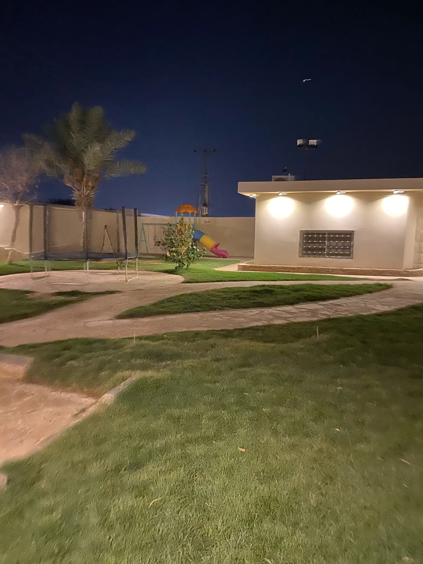 شاليه بمسطح اخضر و مسبح