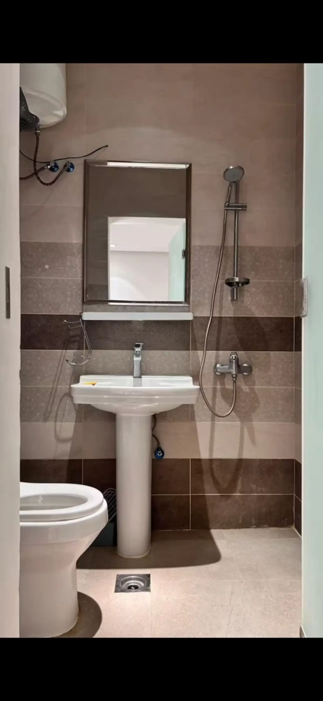 غرفة بأثاث مريح وبسيط