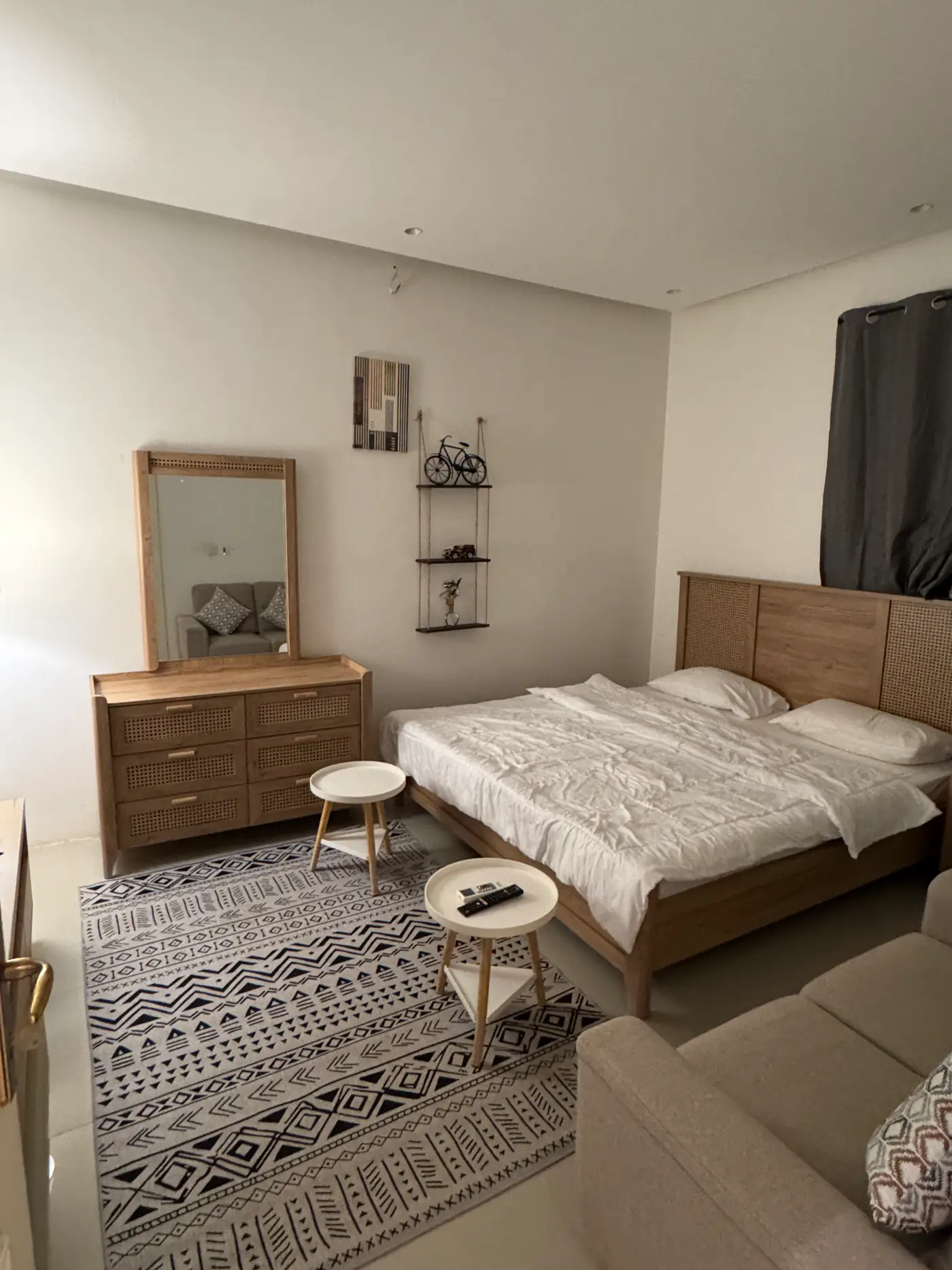 غرفة بأثاث مريح وبسيط