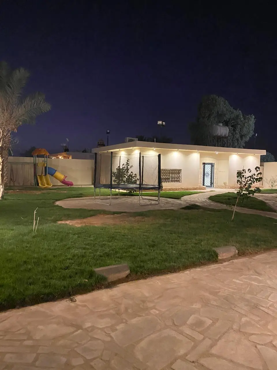 شاليه بمسطح اخضر و مسبح