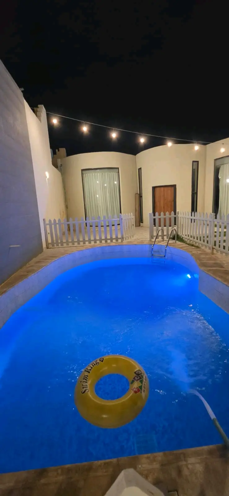 شاليه بجلسة تطل على مسبح خارجي