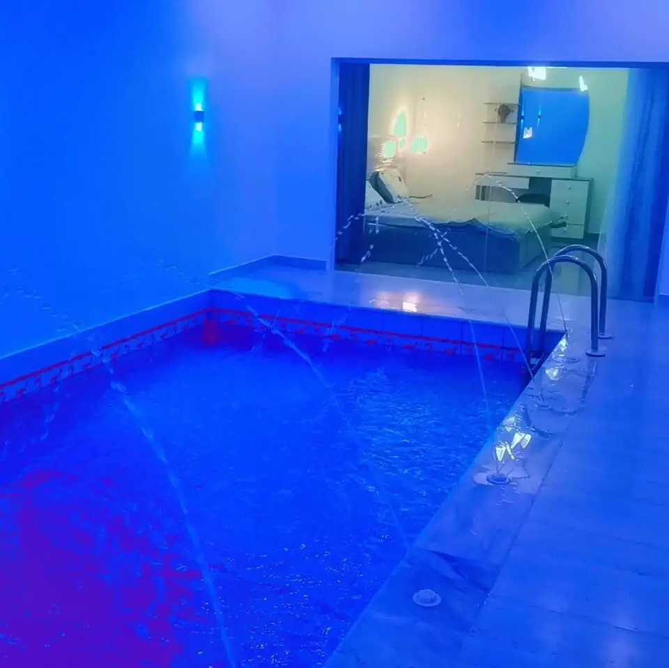 شاليه عائلي انيق بجلسة خارجية