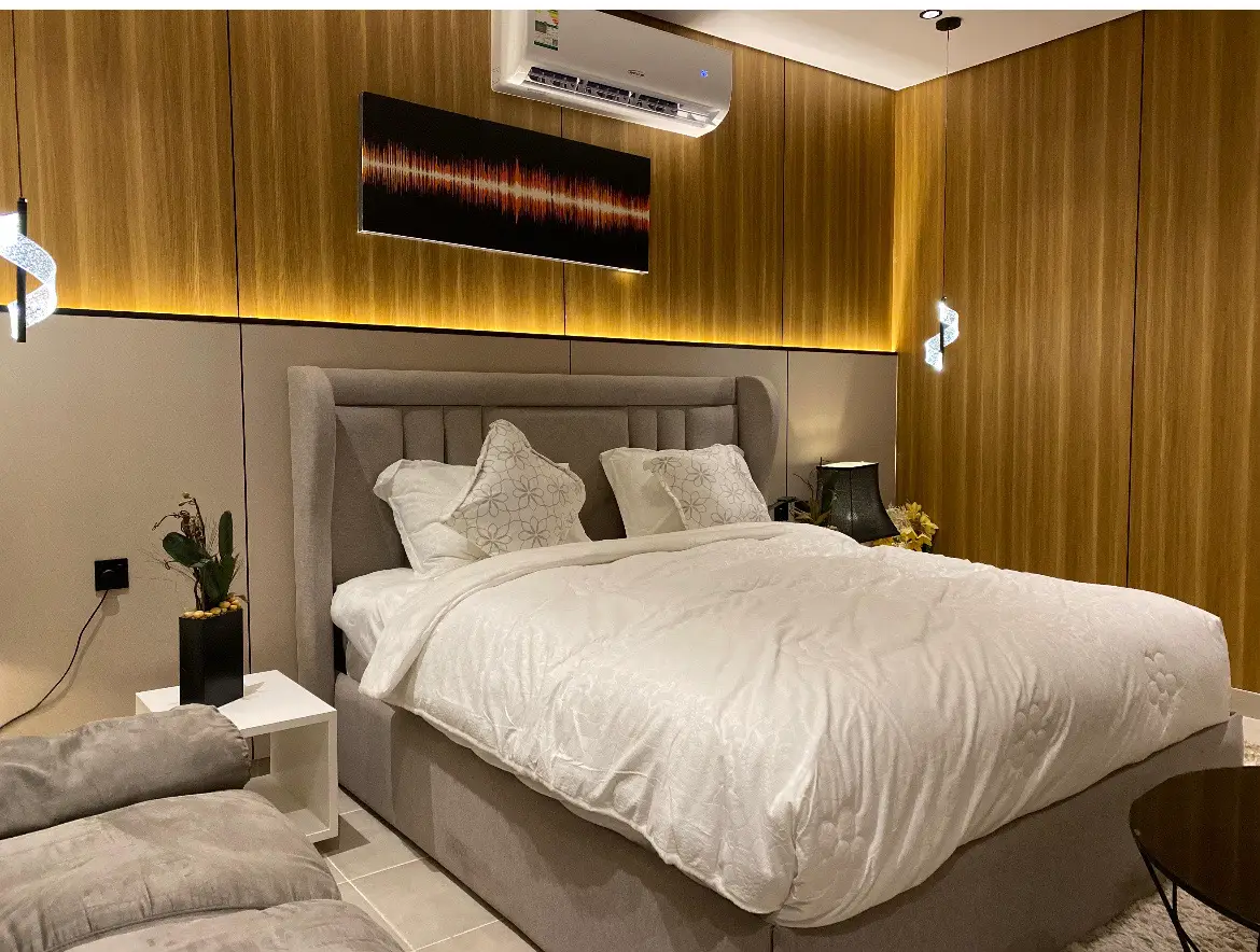 شقة بصالة أنيقة ودخول ذاتي