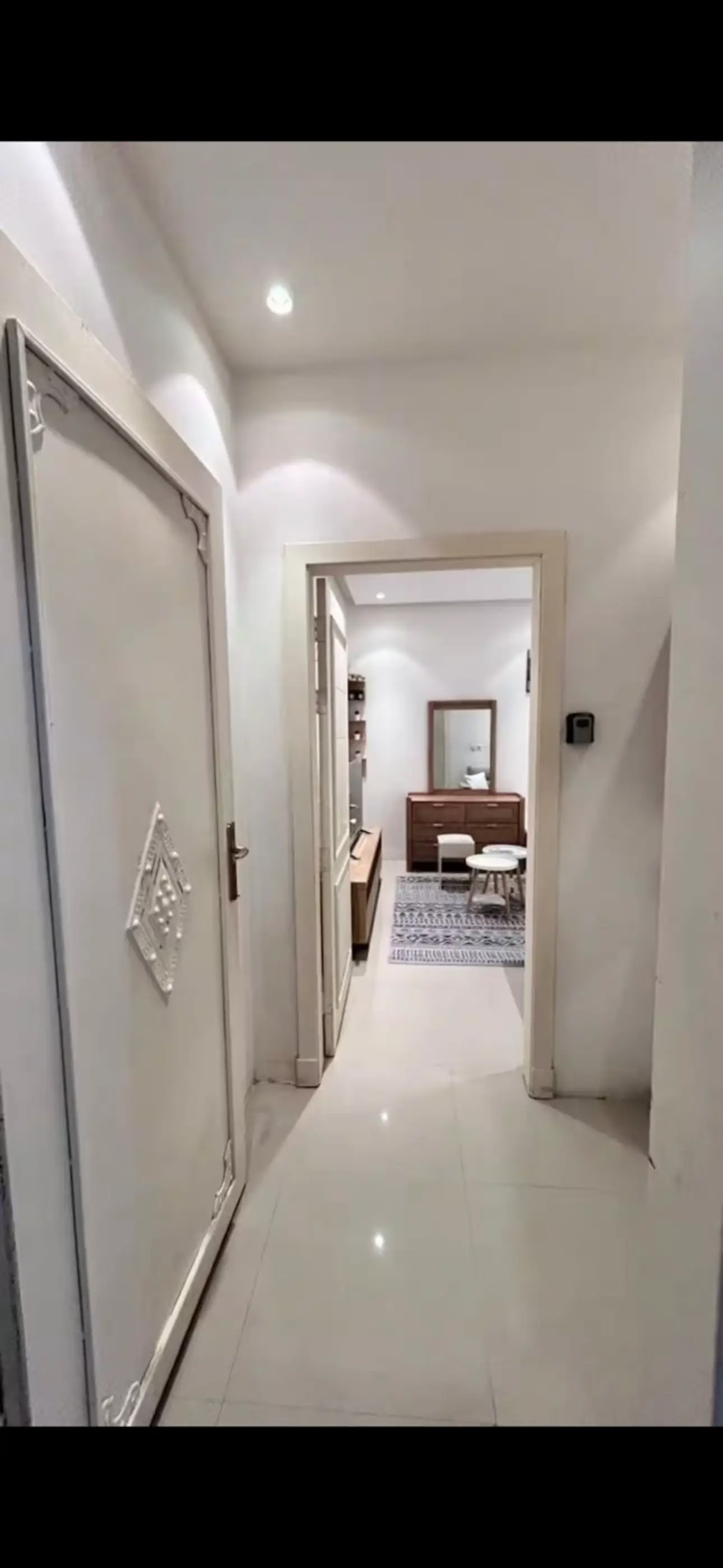 غرفة بأثاث مريح وبسيط