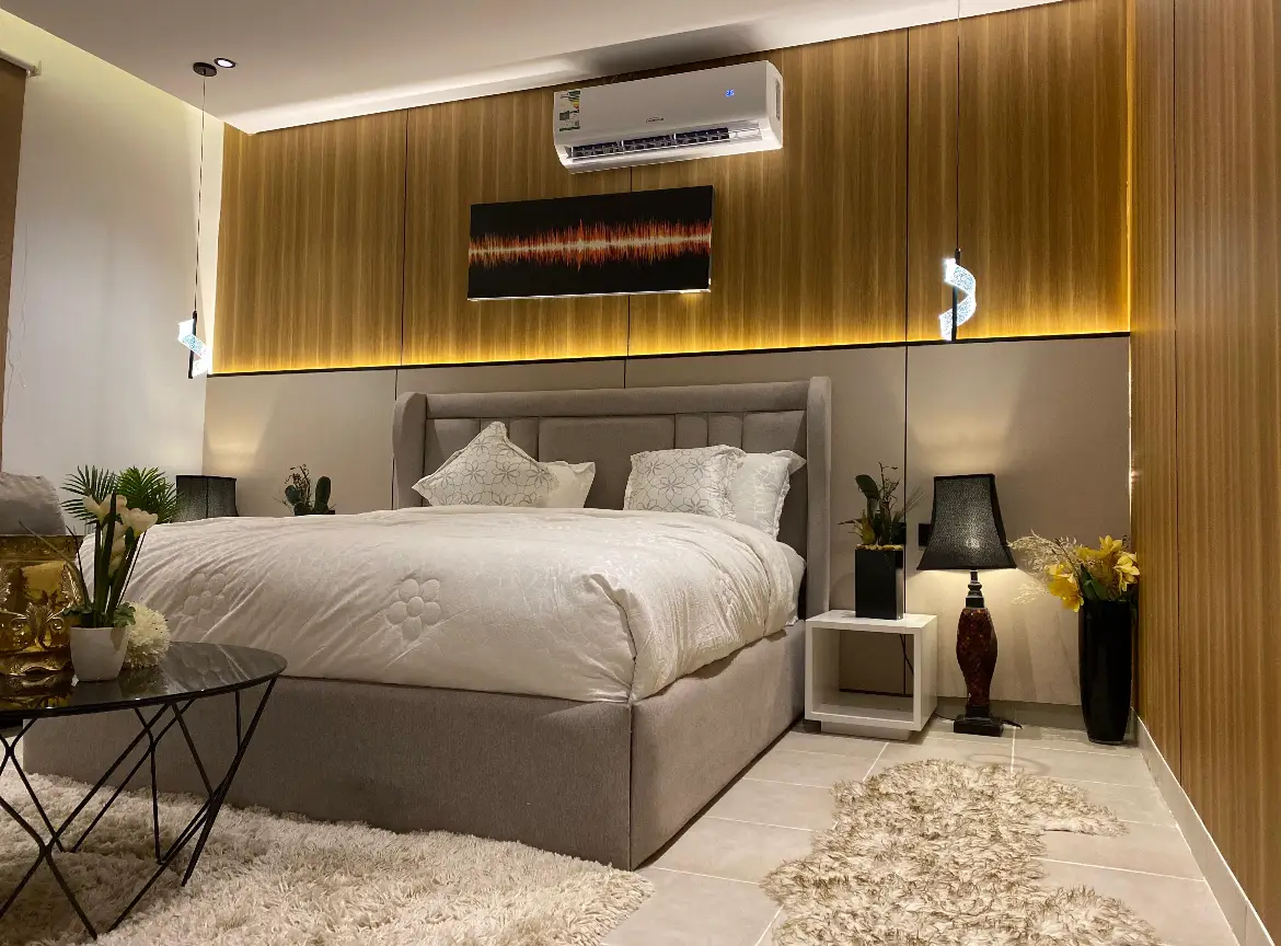 شقة بصالة أنيقة ودخول ذاتي