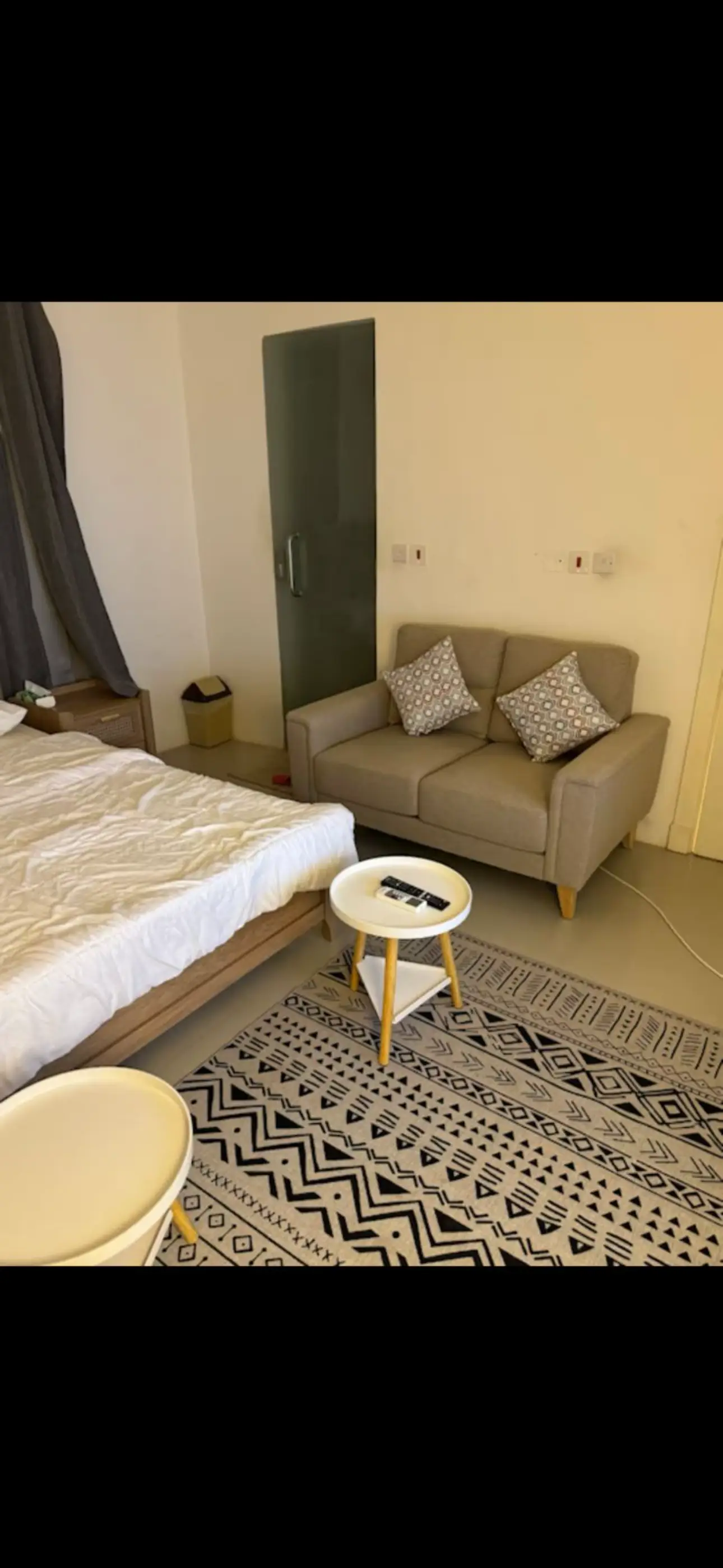 غرفة بأثاث مريح وبسيط