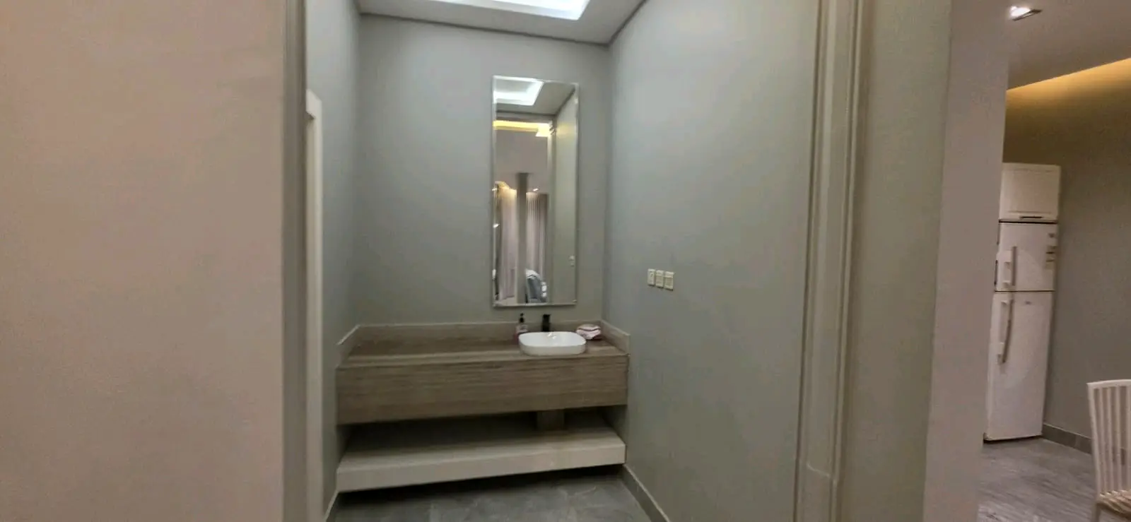 شاليه بجلسة تطل على مسبح خارجي