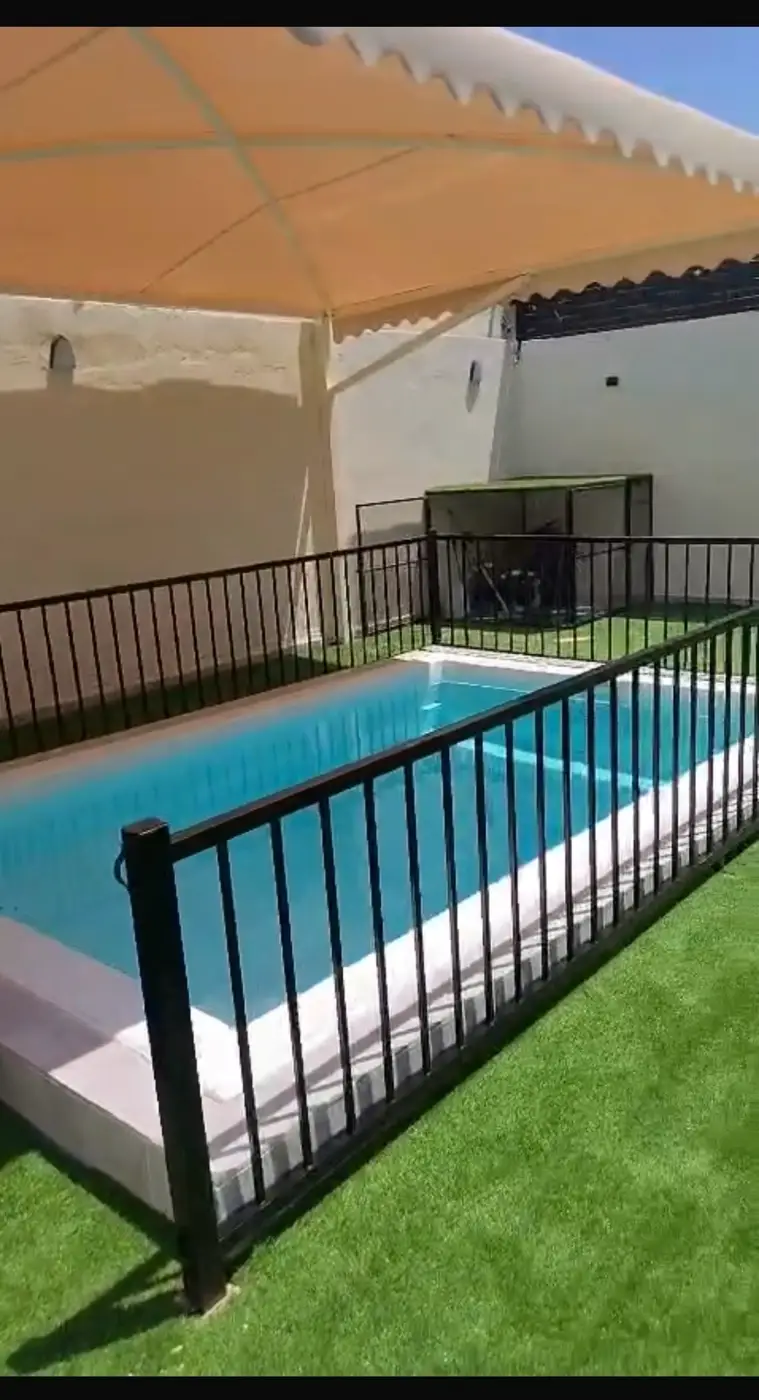 شالية بغرفة نوم مطل على مسبح