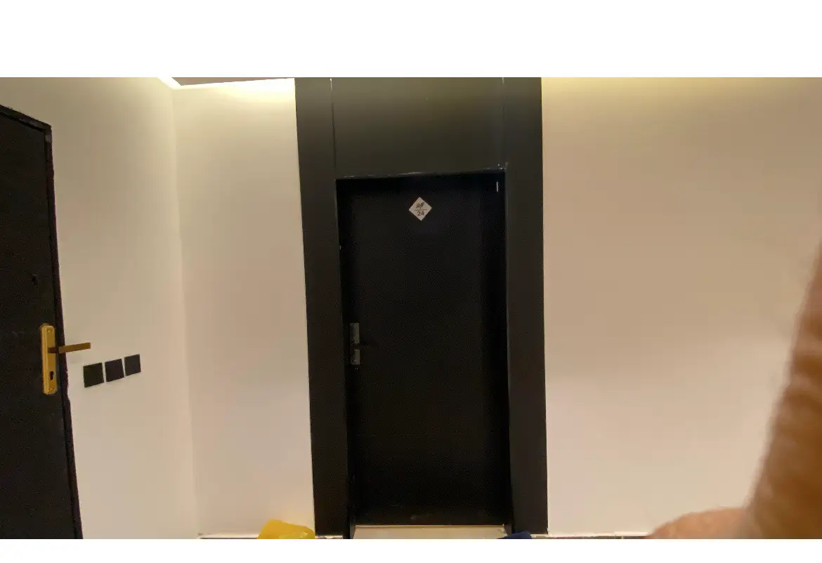 شقة بصالة أنيقة ودخول ذاتي