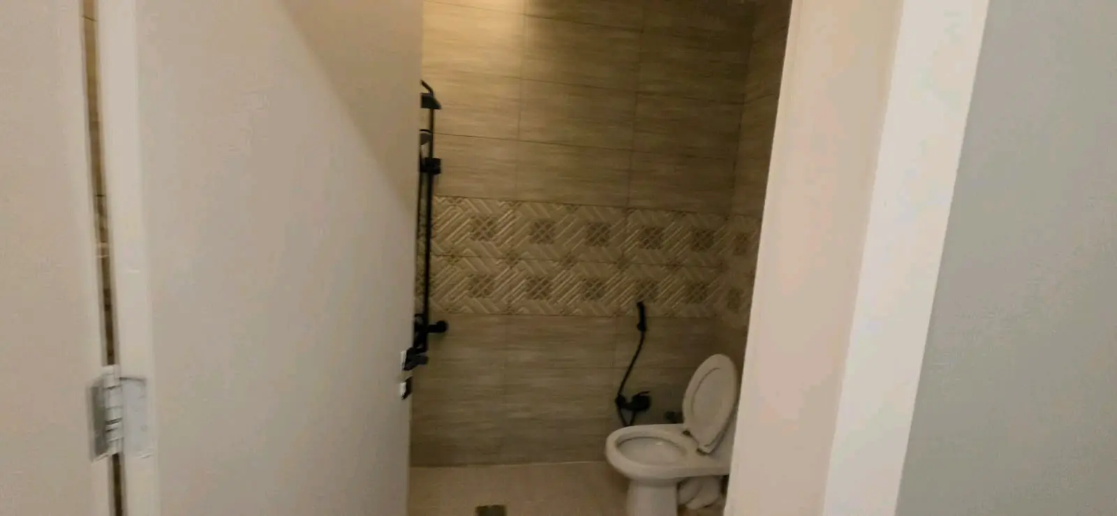 شاليه بجلسة تطل على مسبح خارجي