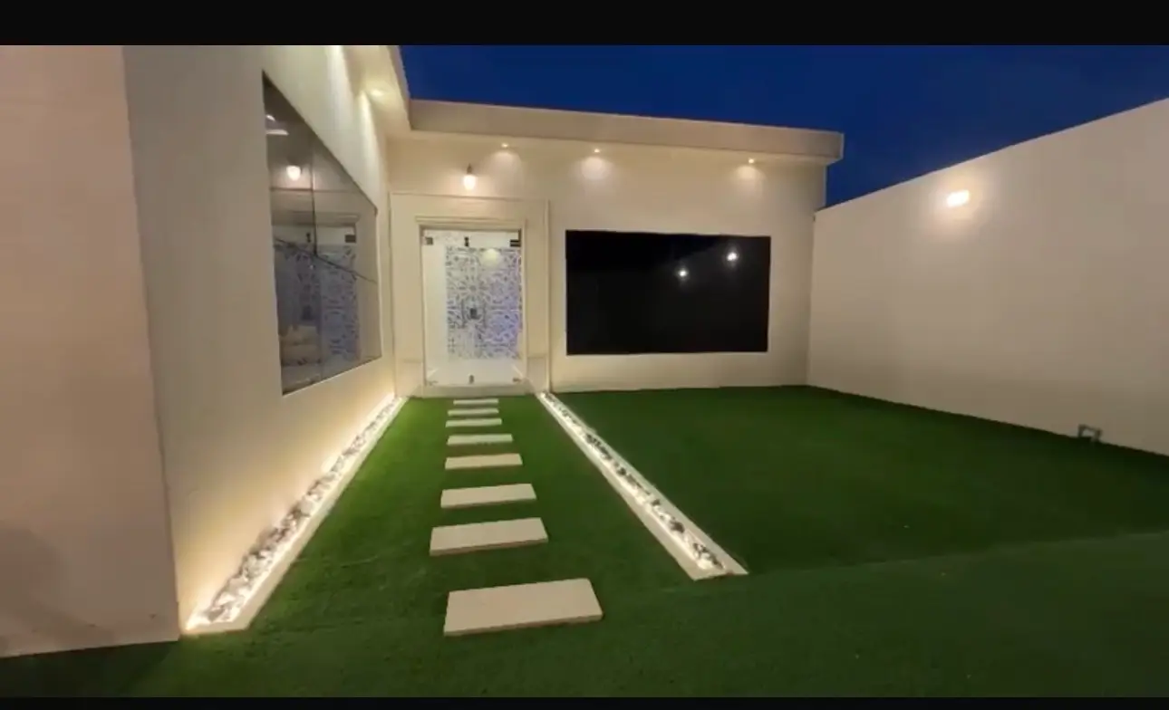شاليه بجلسة تطل على مسبح خارجي